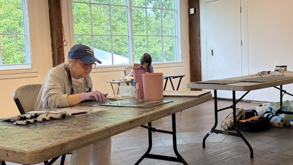 2 students mixing colors in a master mixing colors workshop